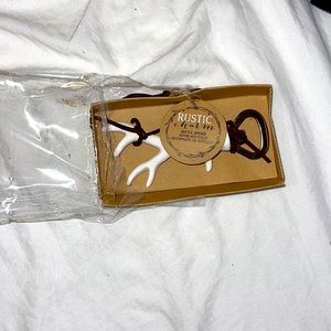 Rustic charm ceramic antler
Bottle opener.